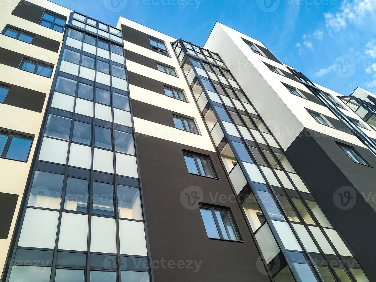 fragmento de edificio moderno frente al cielo azul foto