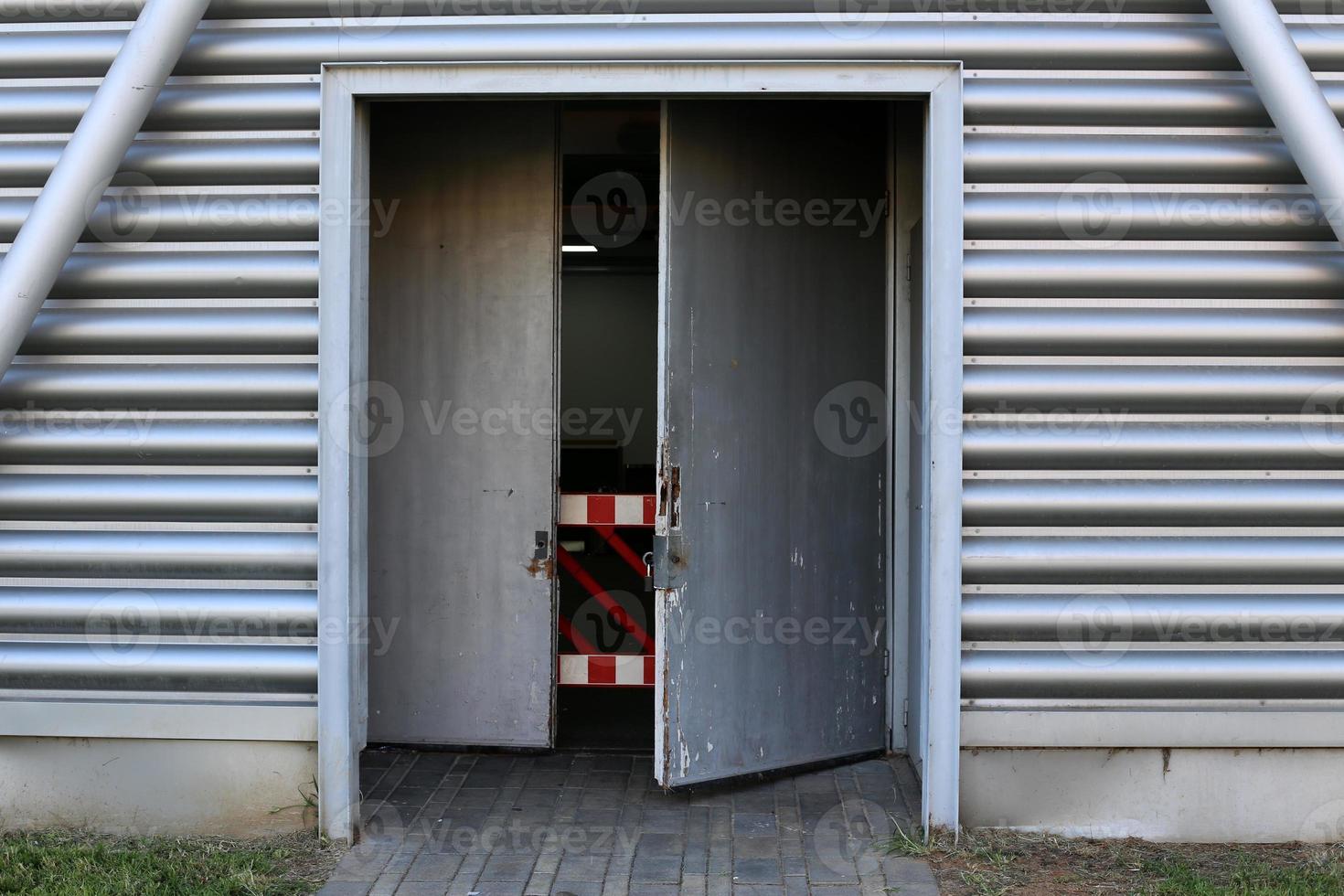 puertas de entrada de la ciudad a un edificio en una gran ciudad en israel. foto