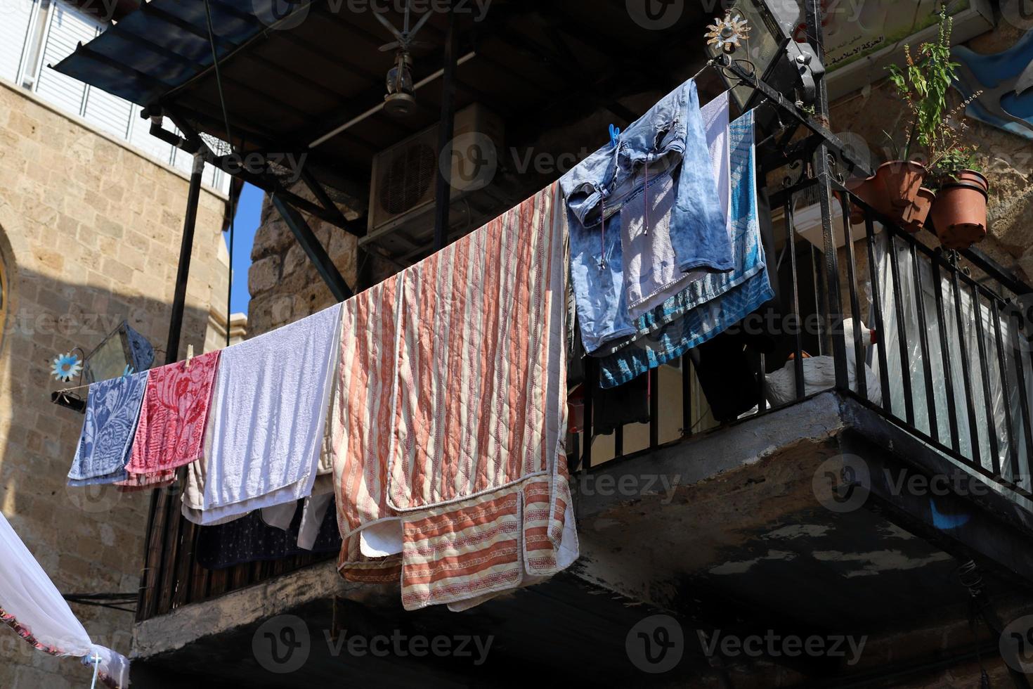 La ropa lavada y la ropa blanca se secan en el balcón. foto