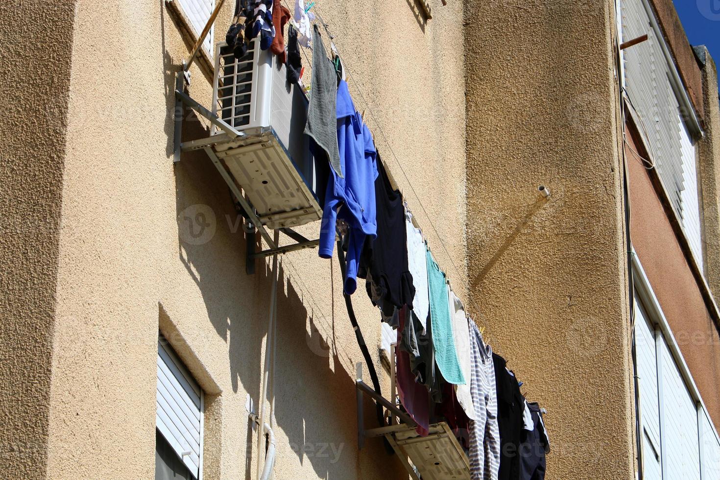 La ropa lavada y la ropa blanca se secan en el balcón. foto