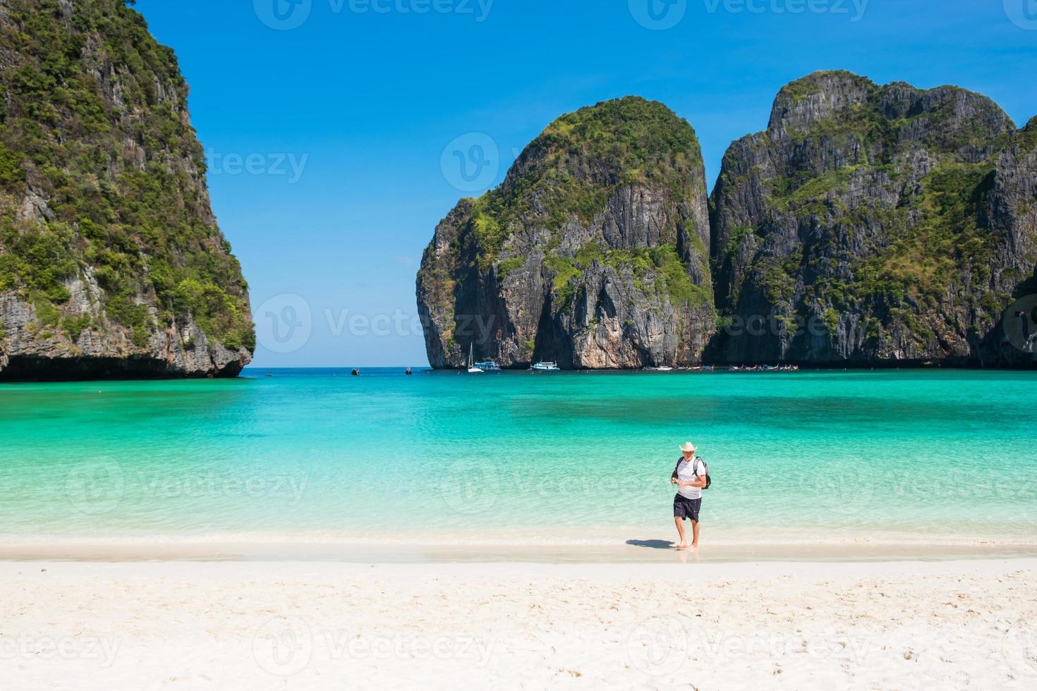 hermoso paisaje de maya bay beach en la isla phi phi, krabi, tailandia. punto de referencia, destino de viaje del sudeste asiático, concepto de vacaciones y vacaciones foto