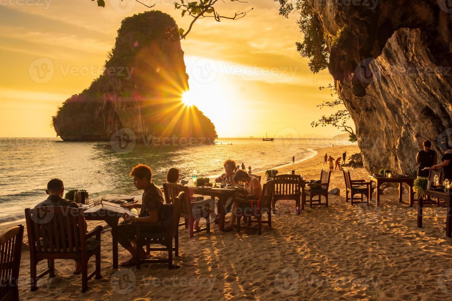 restaurante cueva en la playa de phra nang al atardecer, railay, krabi, tailandia. concepto de vacaciones, viajes, verano, pasión por los viajes y vacaciones foto