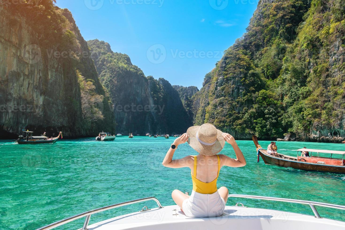 mujer turista en viaje en barco, viajero feliz relajándose en la laguna pileh en la isla phi phi, krabi, tailandia. punto de referencia exótico, concepto de viajes, vacaciones y vacaciones del sudeste asiático foto