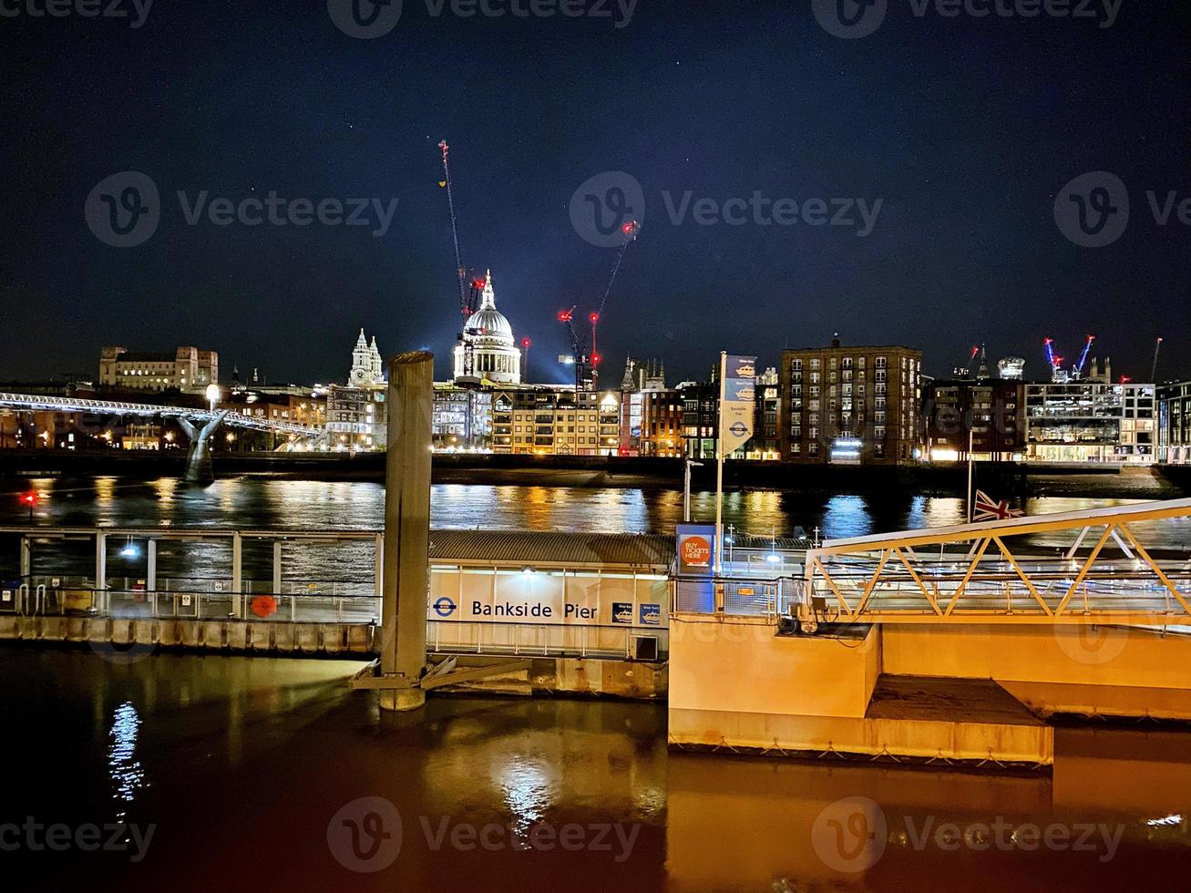 una vista del río támesis en londres por la noche foto