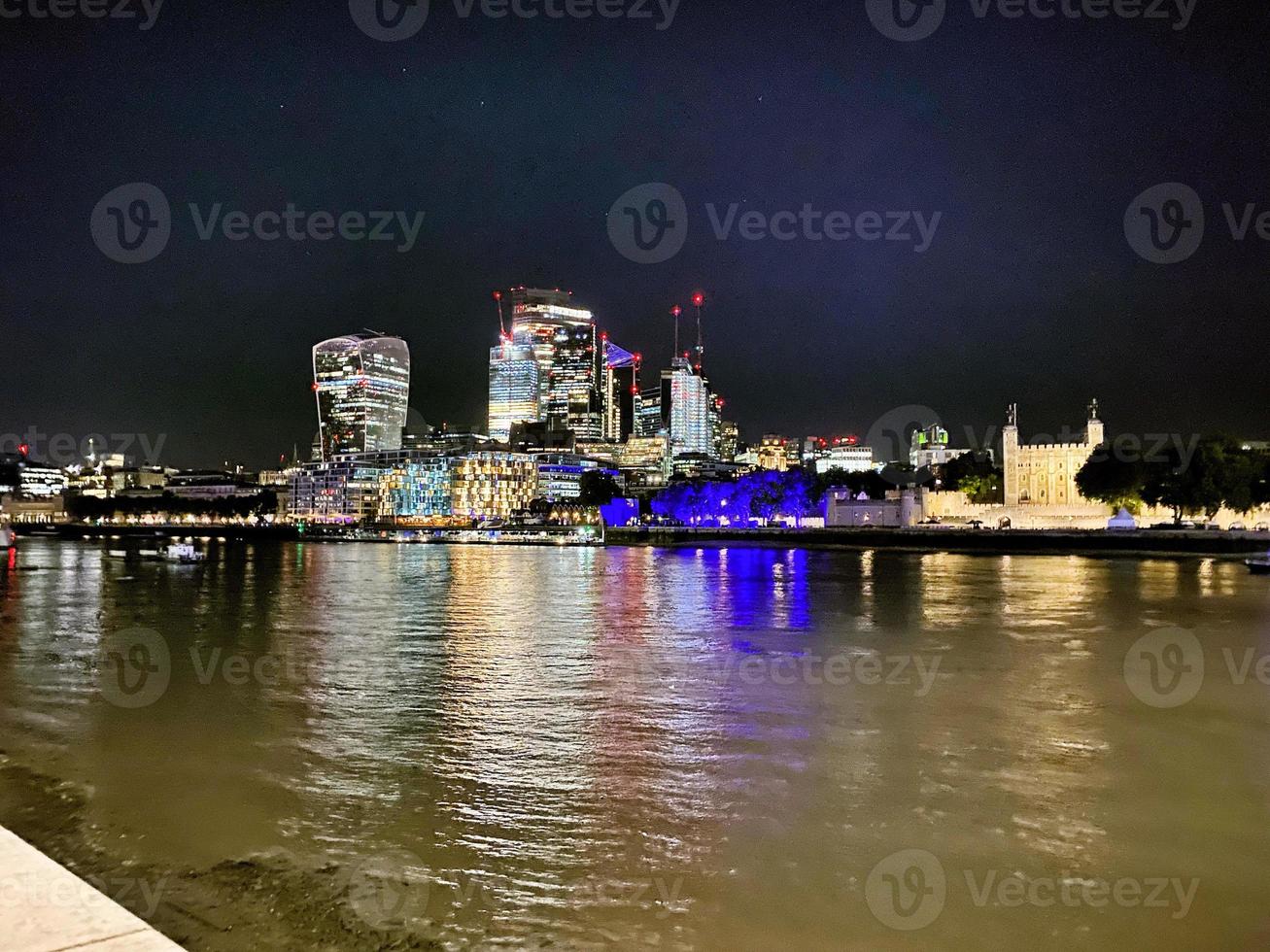 una vista del río támesis en londres por la noche foto