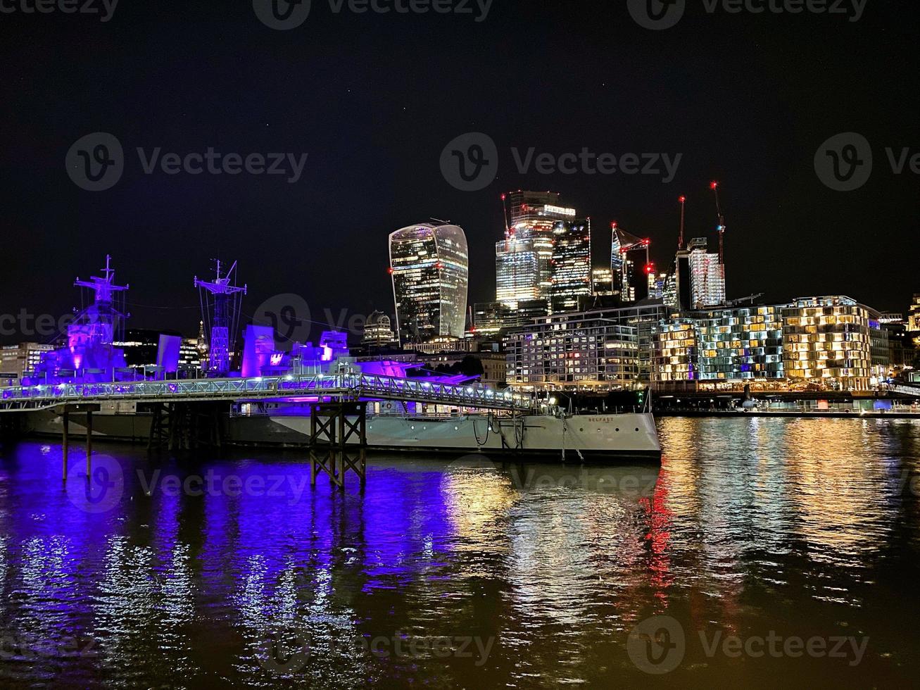 una vista del río támesis en londres por la noche foto