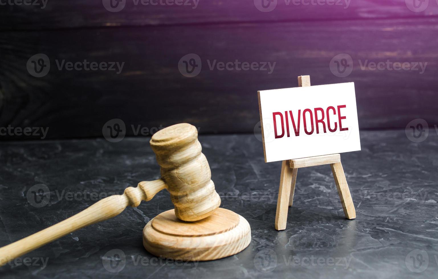 Judge's Hammer and Divorce Easel. Concept of divorce and division of property through a court decision. Conflict resolution. Social goal. Spreading things and responsibilities between spouses. photo