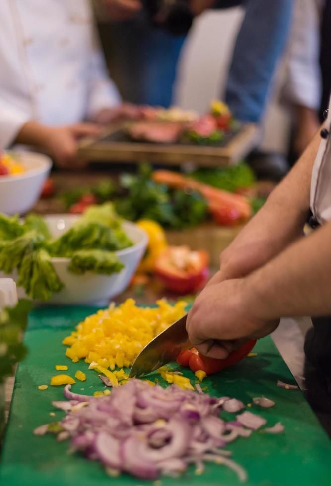 chef cortando verduras frescas y deliciosas foto