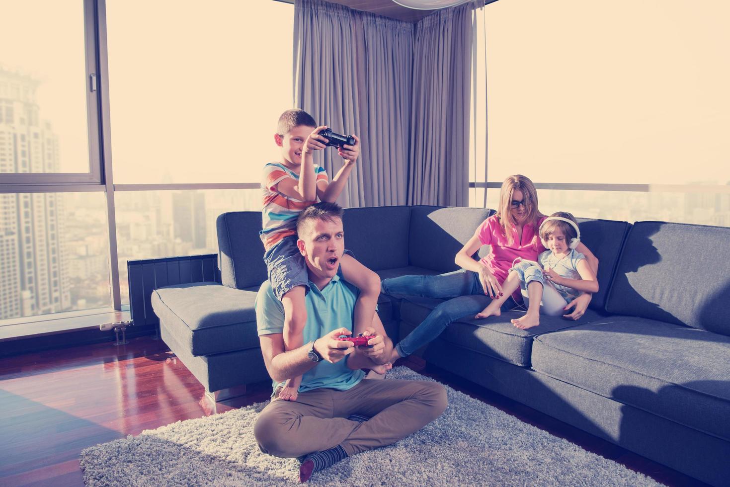 familia feliz jugando un videojuego foto