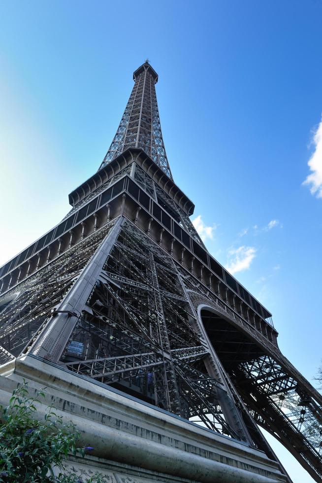 Torre Eiffel en París en el día foto