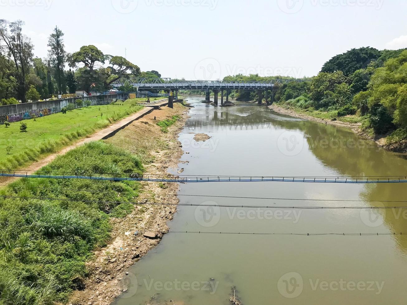 un puente peatonal foto