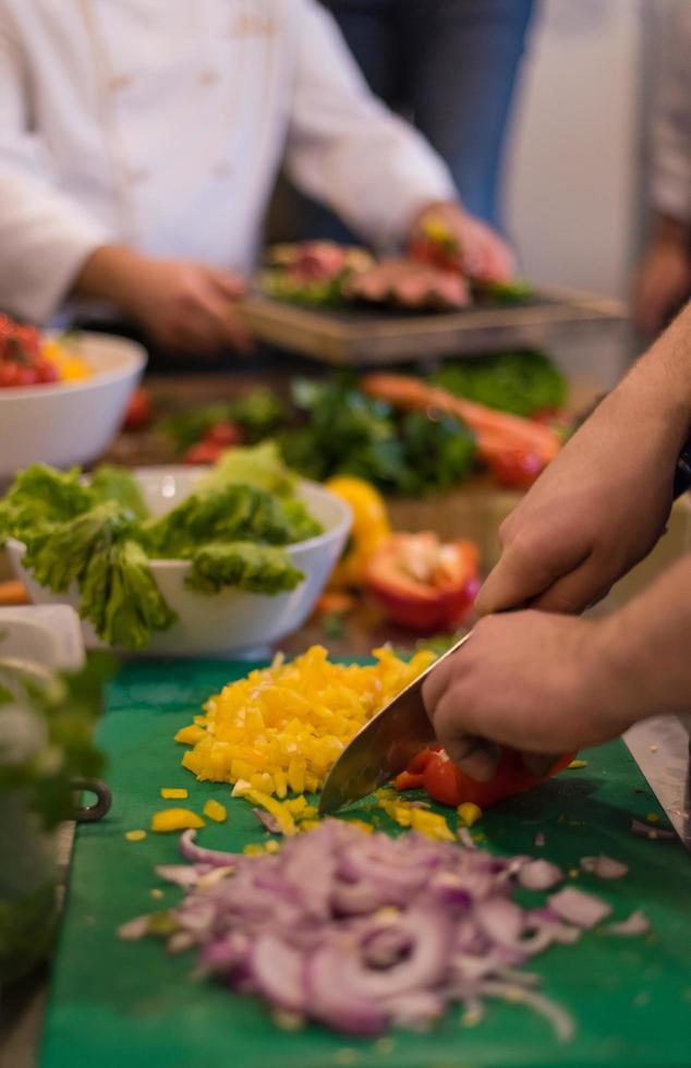 chef cortando verduras frescas y deliciosas foto