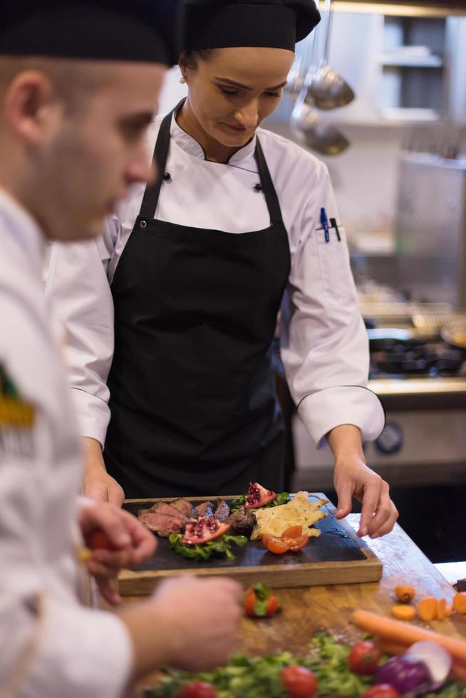 equipo de cocineros y chefs preparando comida foto