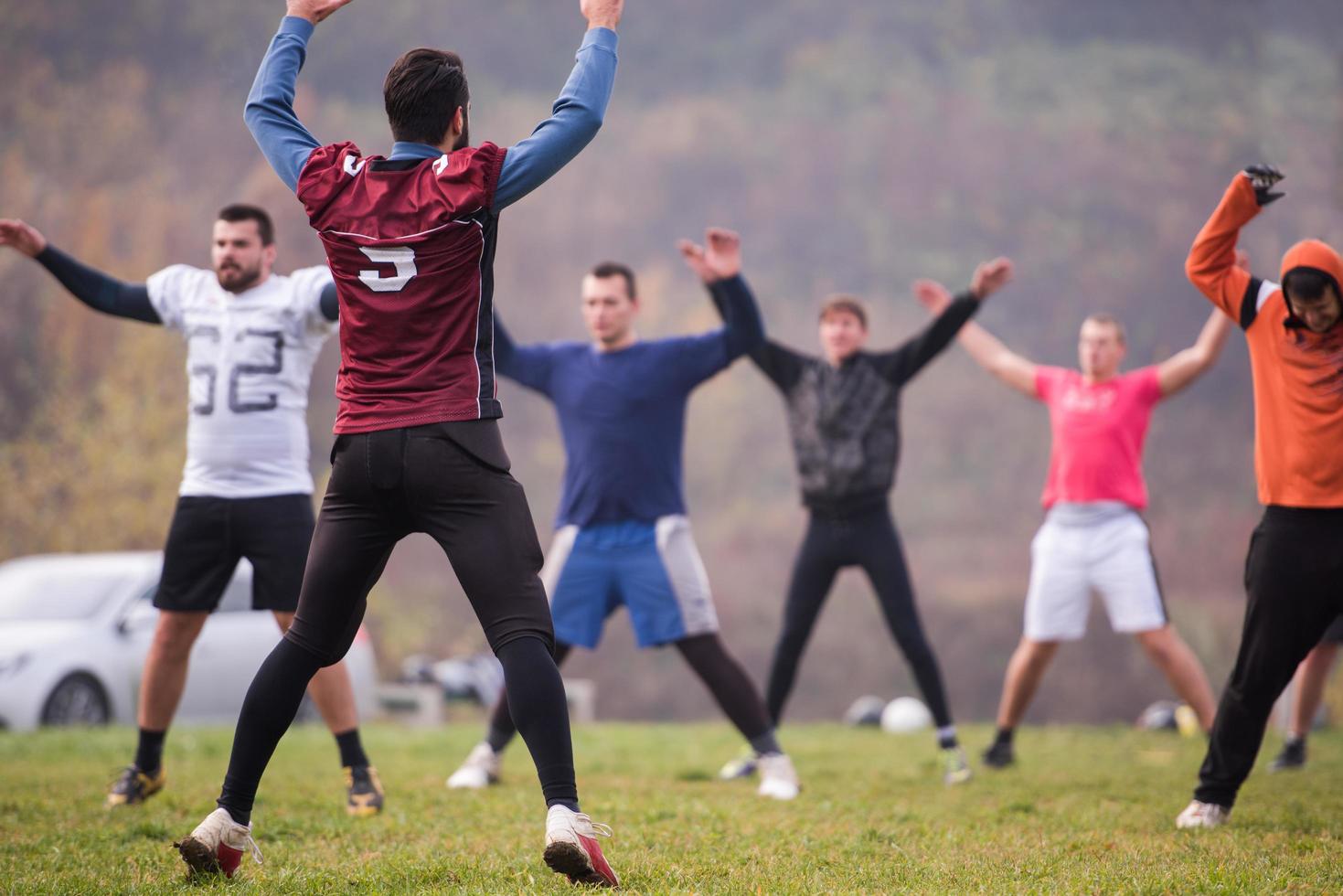 jugadores de fútbol americano estirando y calentando foto