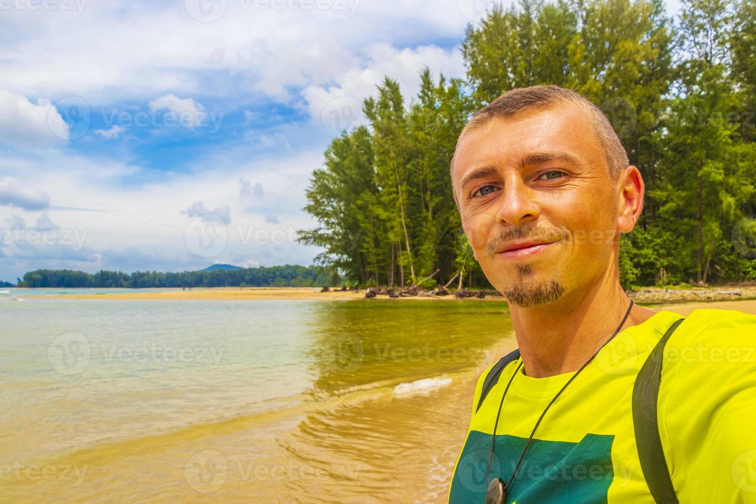 panorama de la bahía de la playa de naiyang con agua turquesa clara phuket tailandia. foto