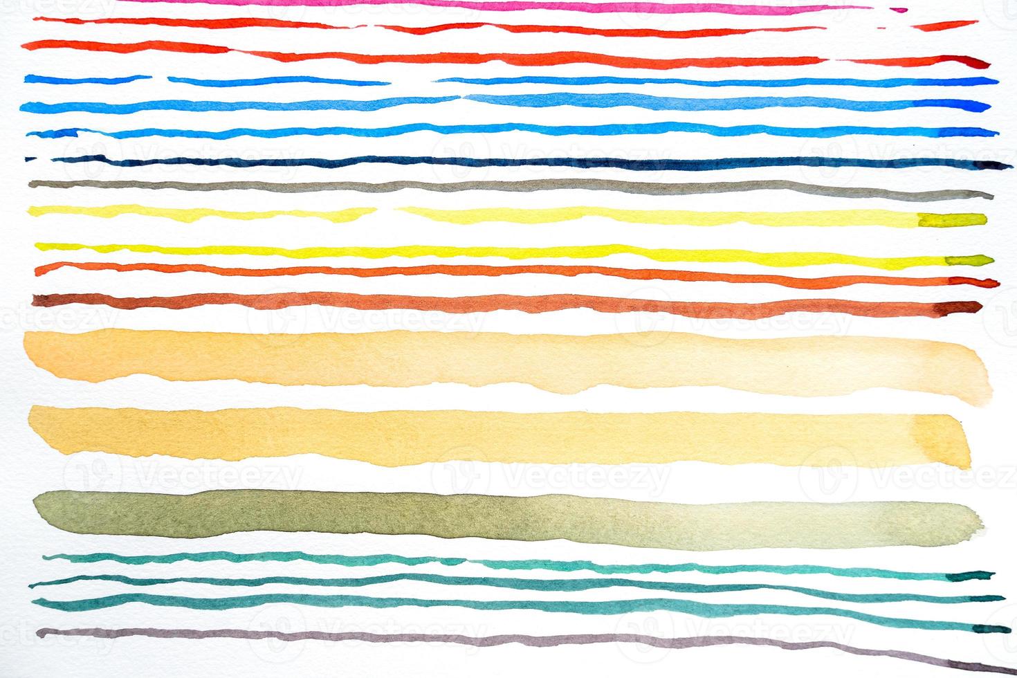 Fondo de patrón de líneas de acuarela abstracta. Trazos de pincel pintado acuarela de colores en blanco. foto