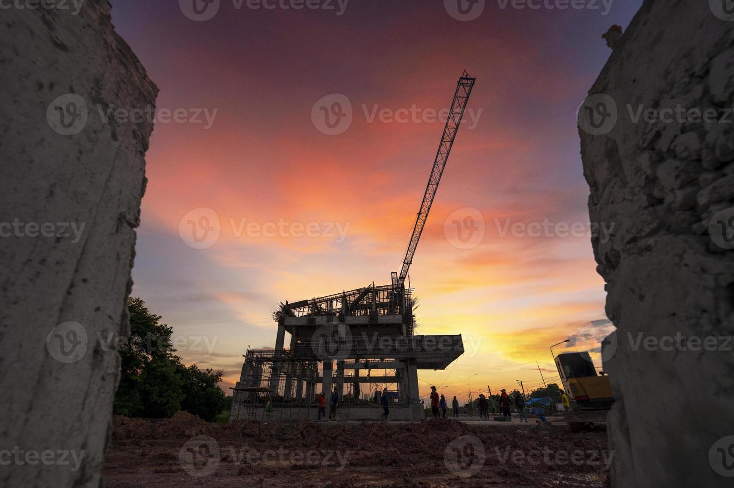 sitio de construcción de la torre de almacenamiento de suministro de agua con grúa torre construcción de edificios de almacenamiento de agua una hermosa vista del cielo de la construcción del edificio. paisaje con ciudad moderna foto