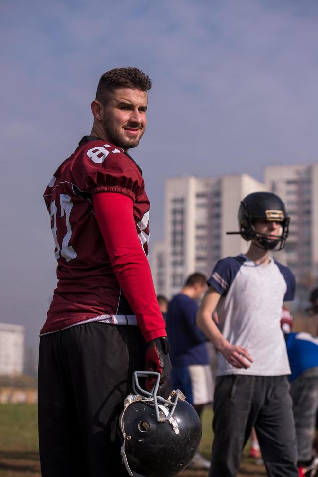 retrato de un joven jugador de fútbol americano foto