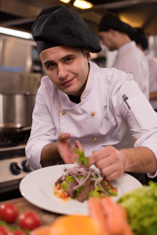 cocinar chef decorar guarnición comida preparada foto