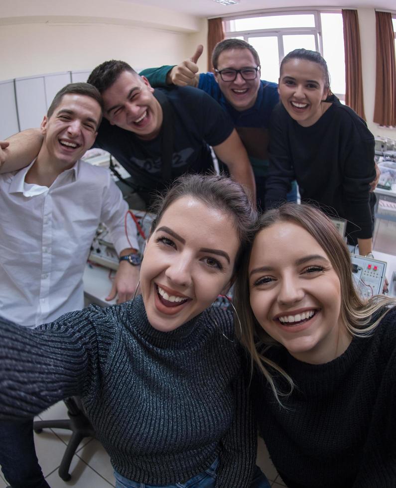 jóvenes estudiantes felices haciendo selfie foto