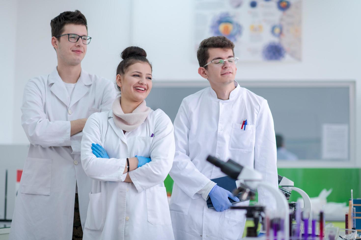 retrato de grupo de jóvenes estudiantes de medicina foto