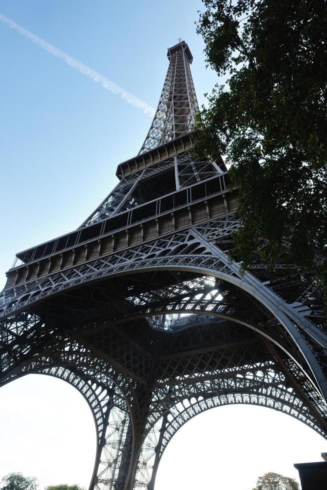 Torre Eiffel en París en el día foto