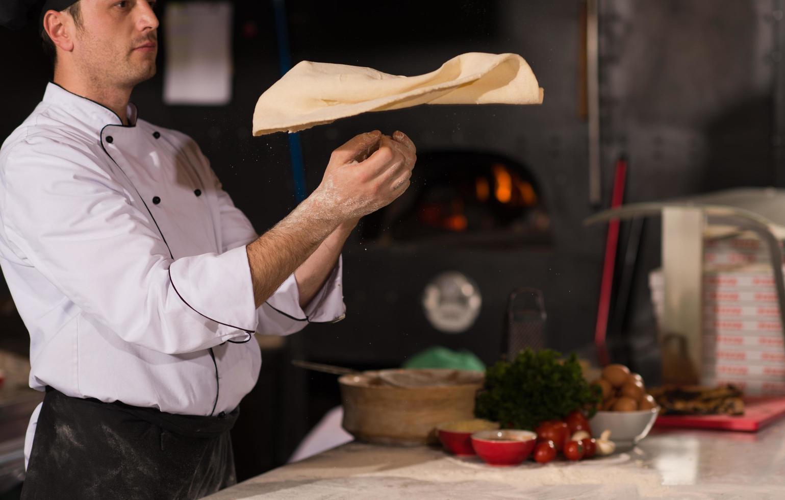 chef vomitando masa de pizza foto