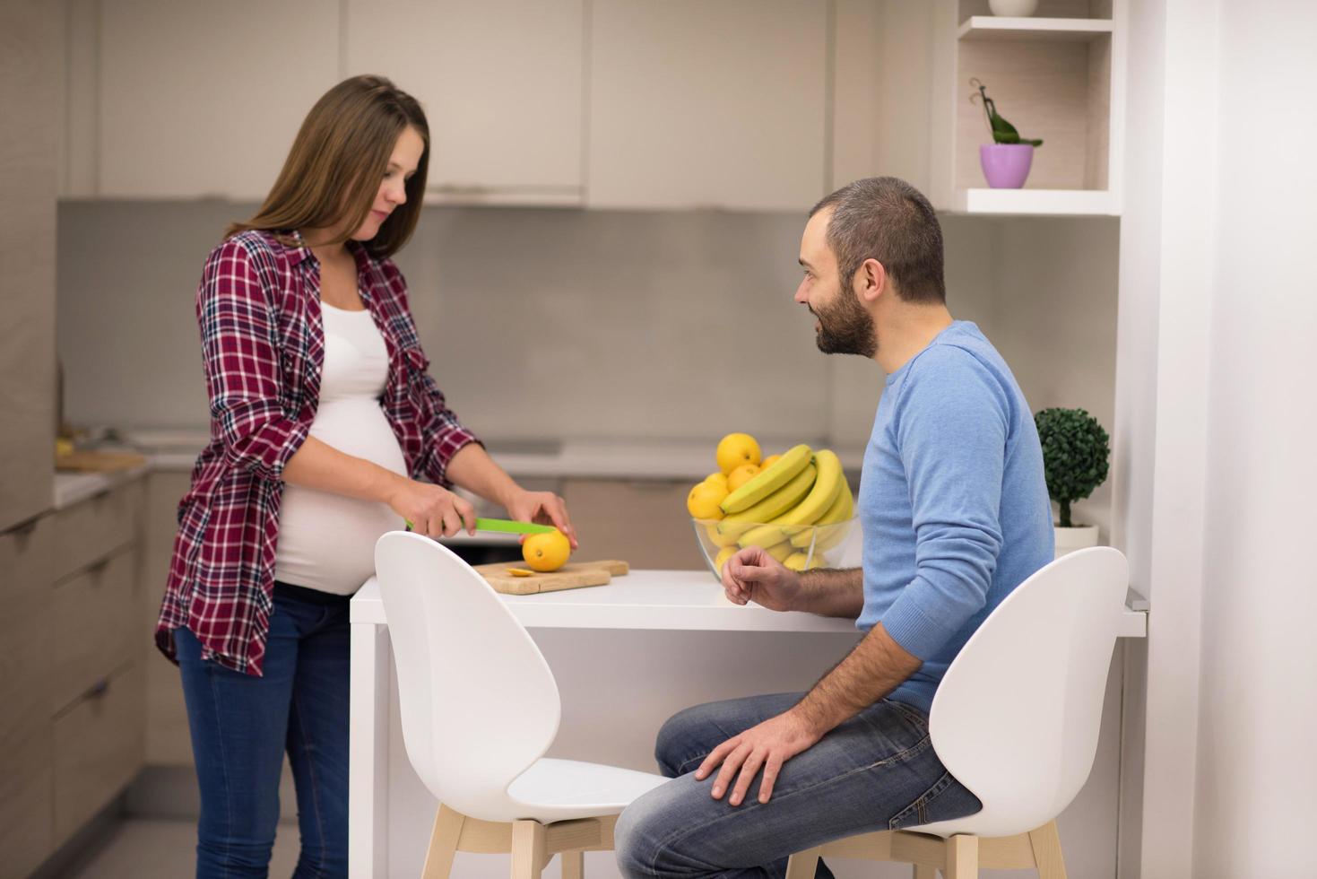 pareja cocinando comida fruta jugo de limón en la cocina foto