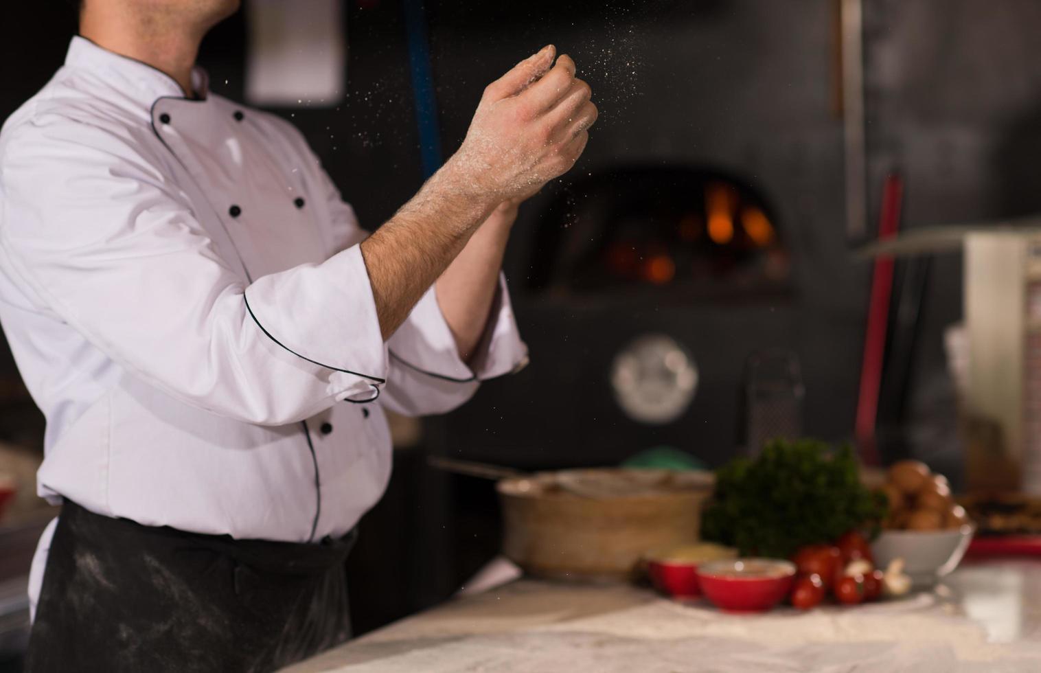 chef vomitando masa de pizza foto