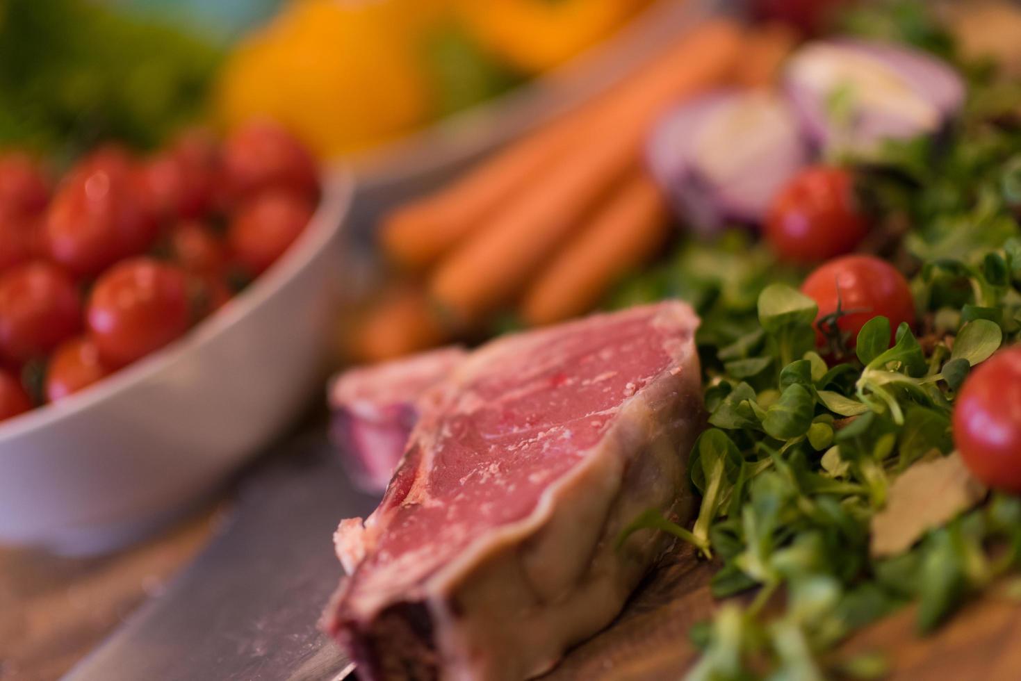 jugoso trozo de bistec crudo en la mesa de madera foto