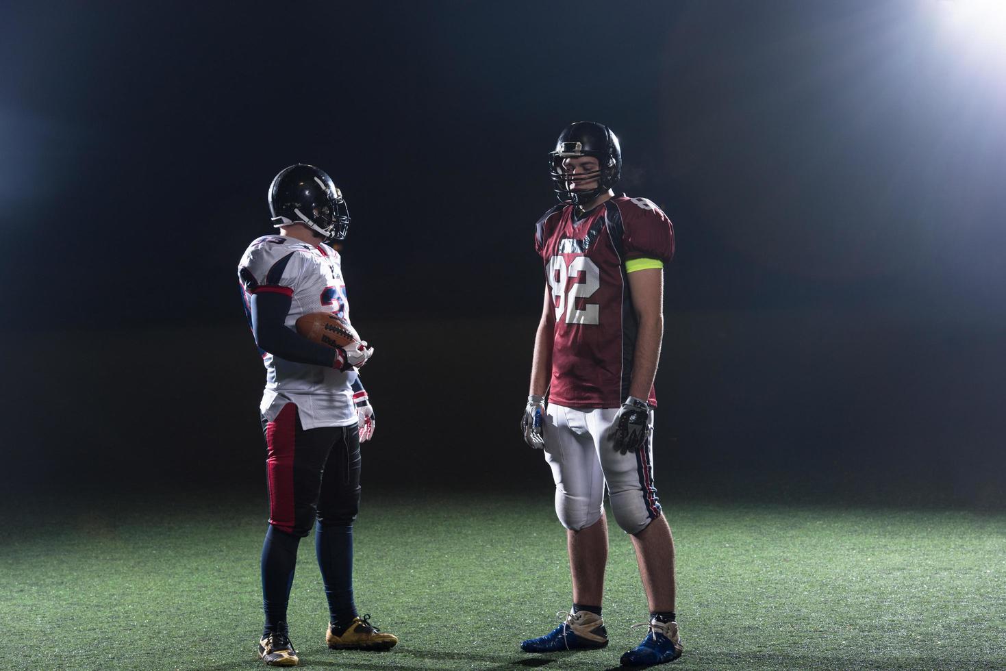 retrato de jugadores de fútbol americano confiados foto