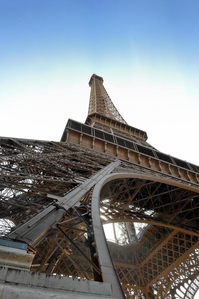 Torre Eiffel en París en el día foto