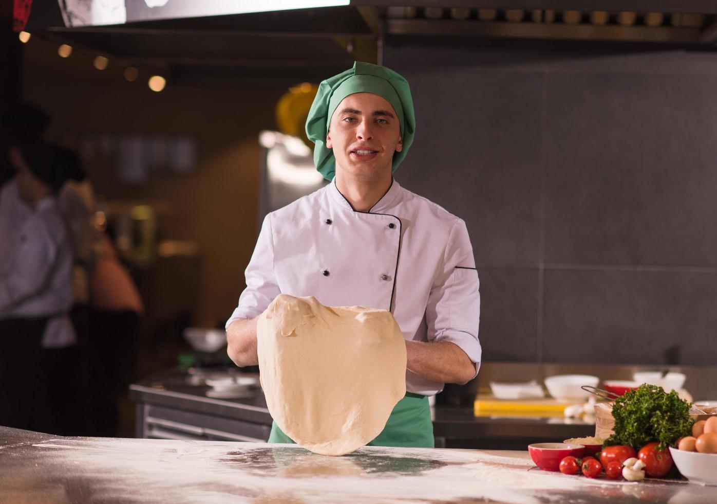 chef vomitando masa de pizza foto