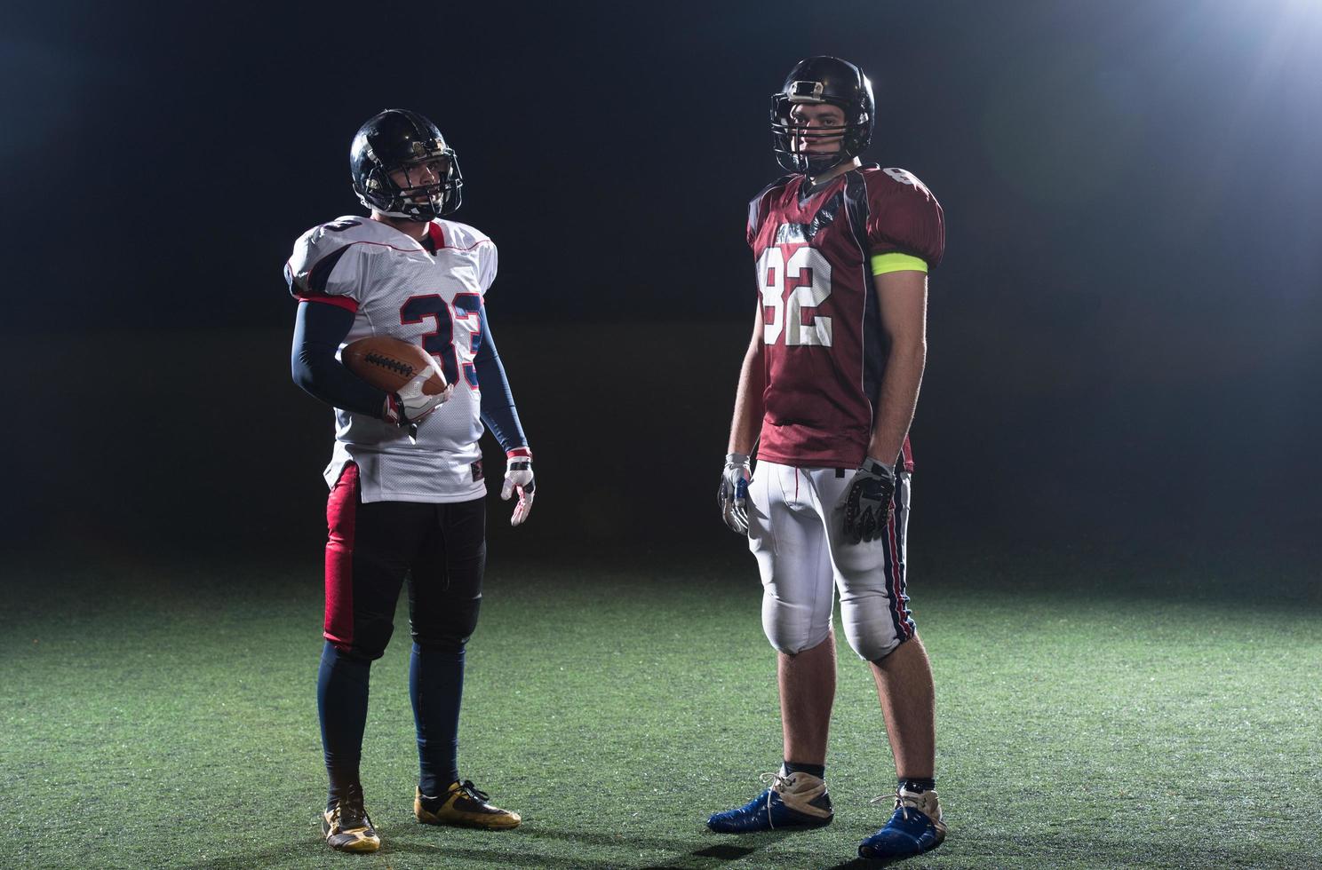 retrato de jugadores de fútbol americano confiados foto