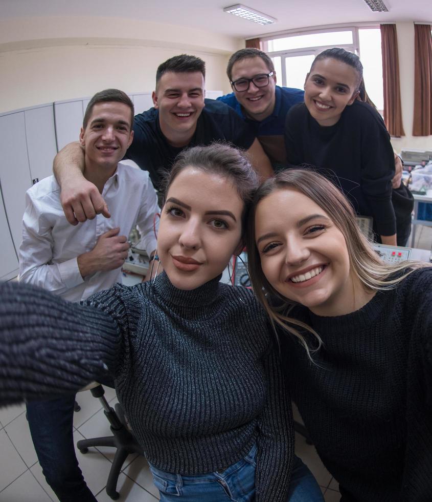 jóvenes estudiantes felices haciendo selfie foto