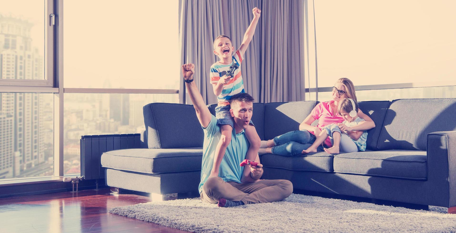 familia feliz jugando un videojuego foto