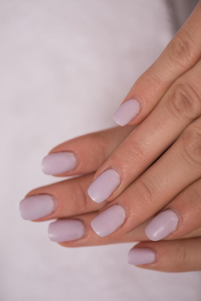 dedos de mujer con manicura francesa foto