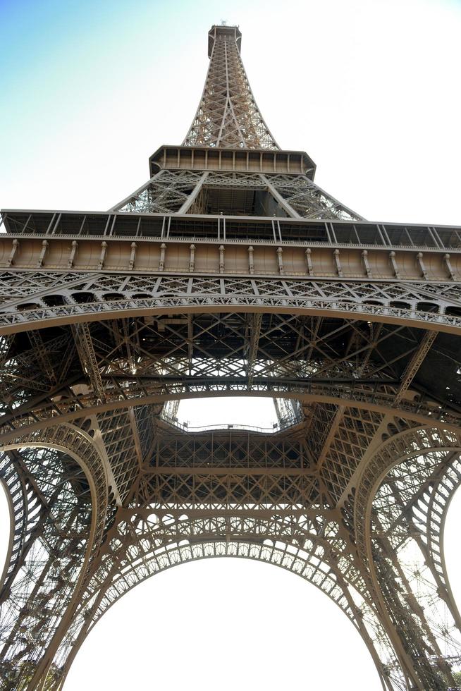 Torre Eiffel en París en el día foto