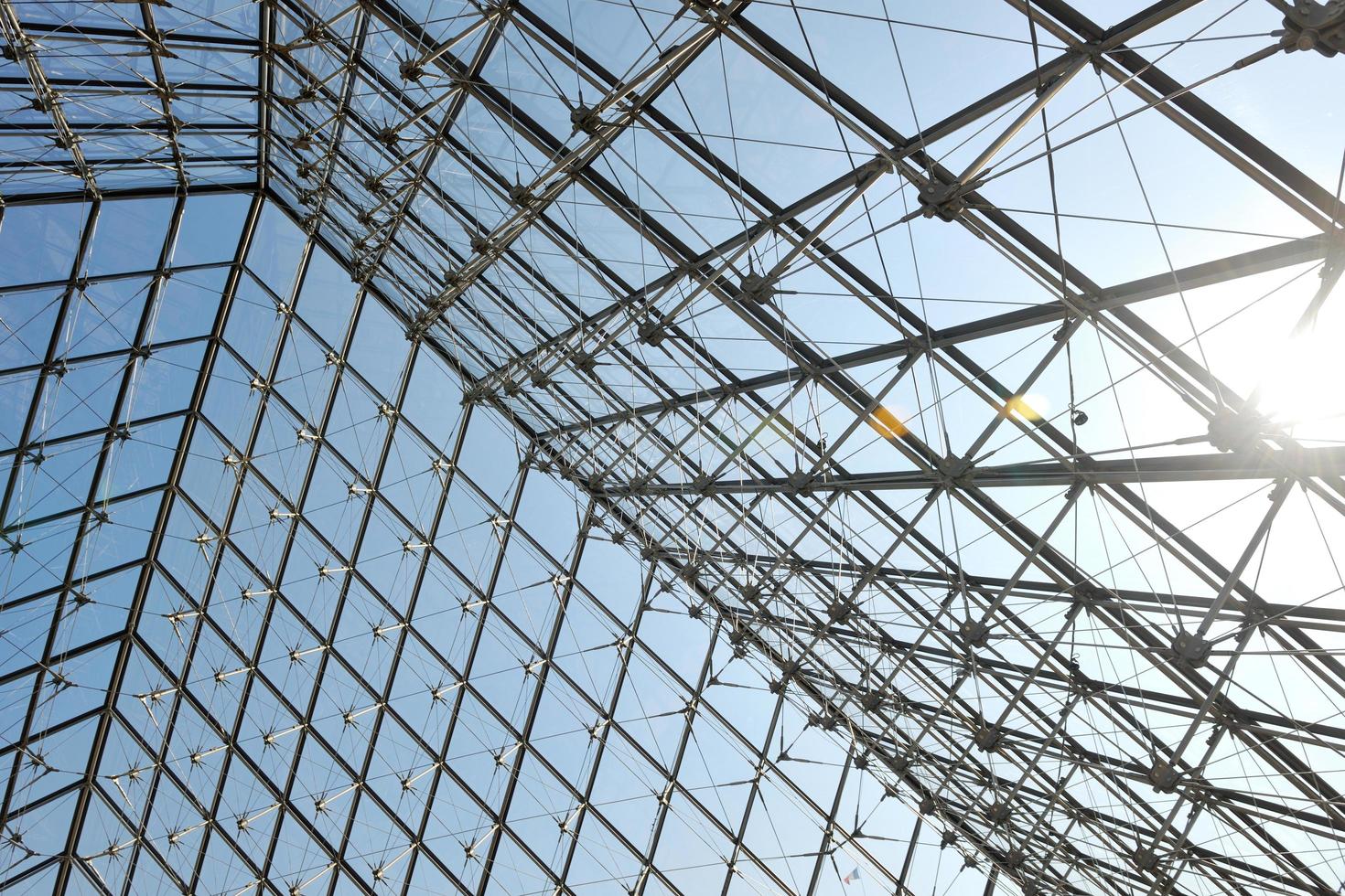 estructura superior de techo de metal con construcción de vidrio foto