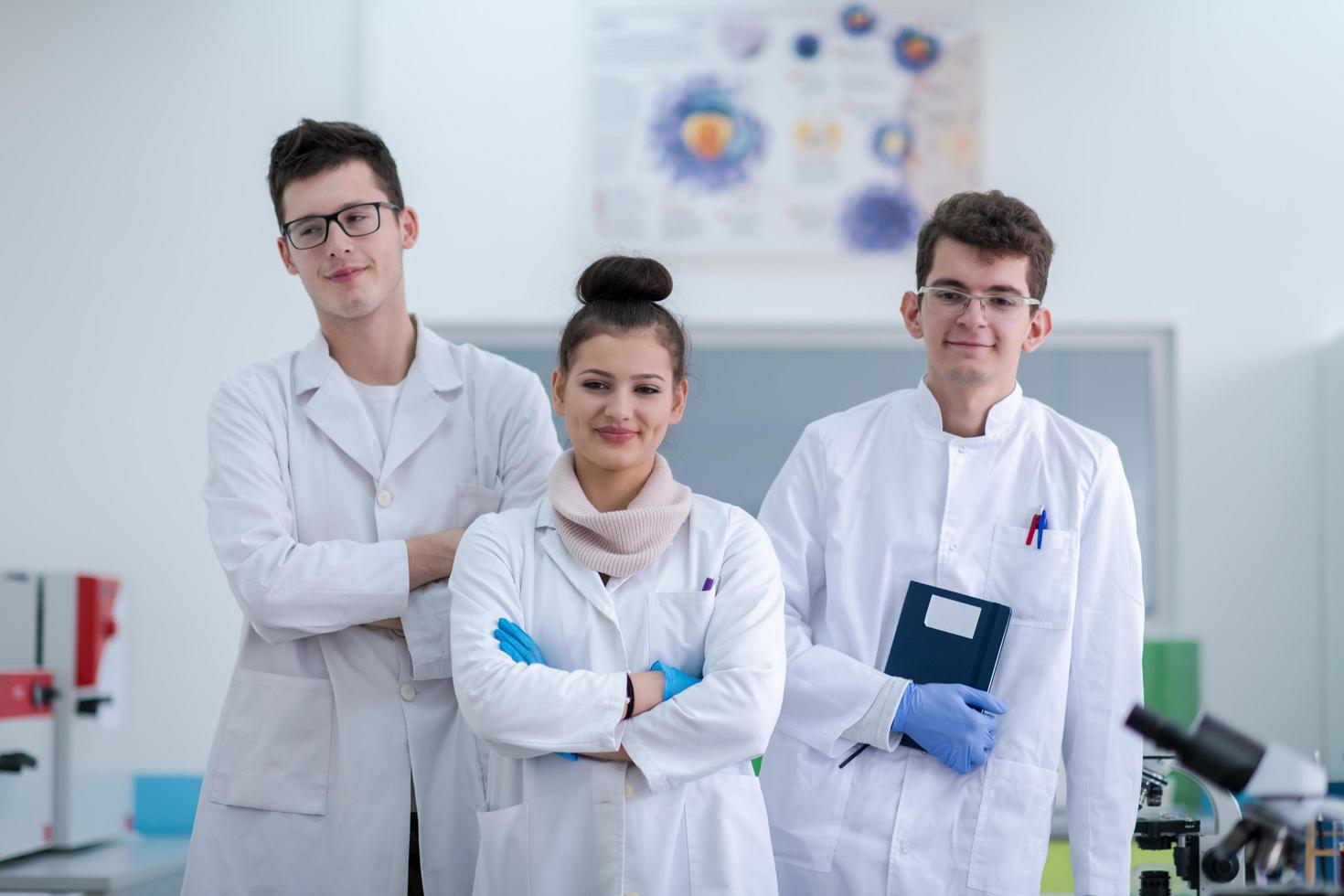 retrato de grupo de jóvenes estudiantes de medicina foto