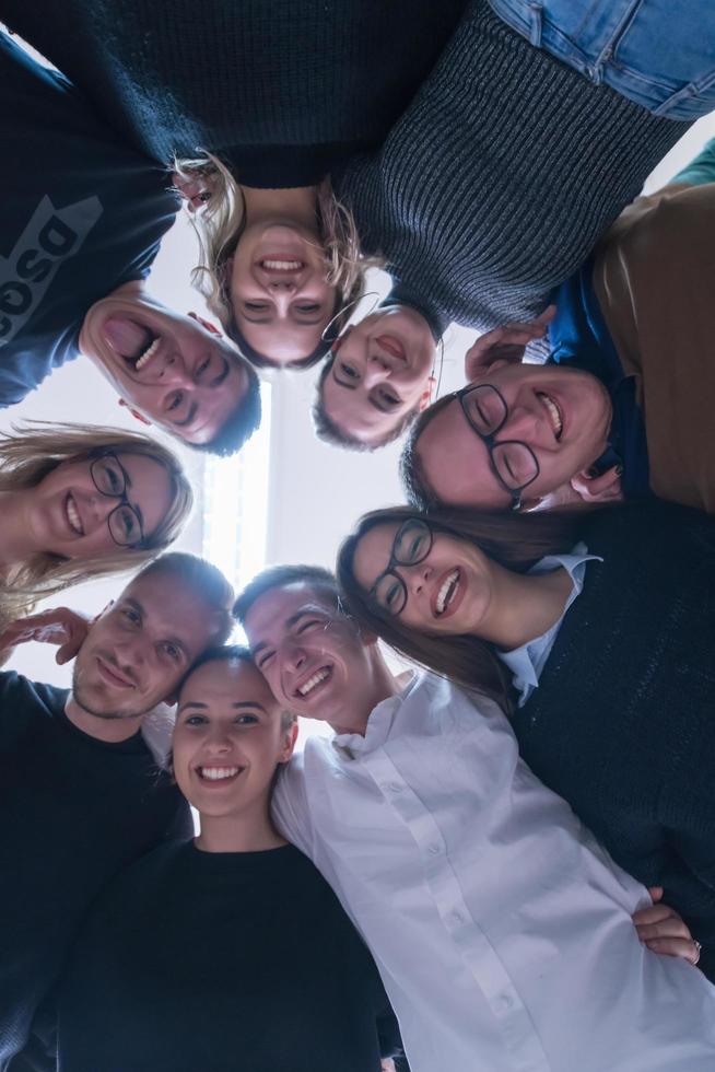 estudiantes celebrando proyecto terminado con éxito foto