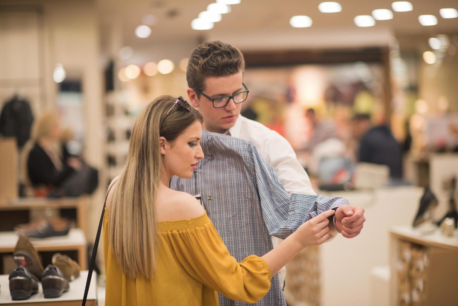 pareja en tienda de ropa foto