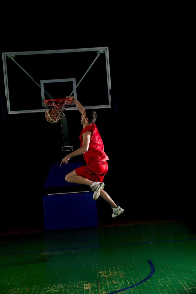 jugador de baloncesto en acción foto