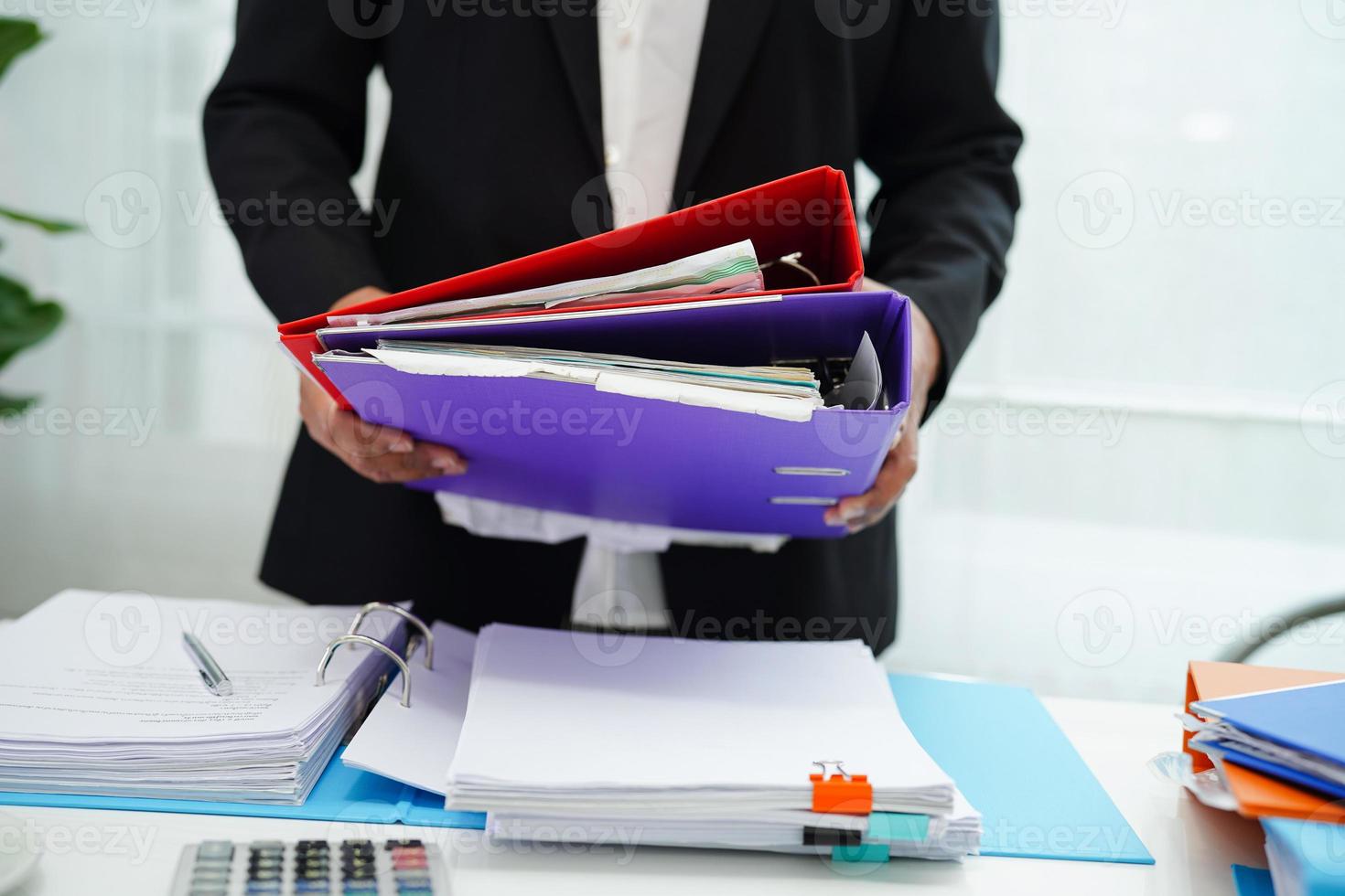 mujer de negocios ocupada trabajando con documentos en la oficina. foto