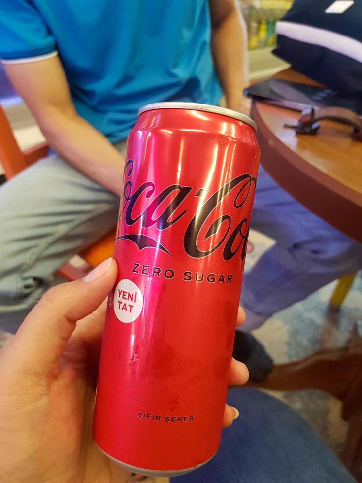 yakarta, indonesia en julio de 2022. una mano sostiene una lata de bebida gaseosa, coca - cola sin azúcar. foto