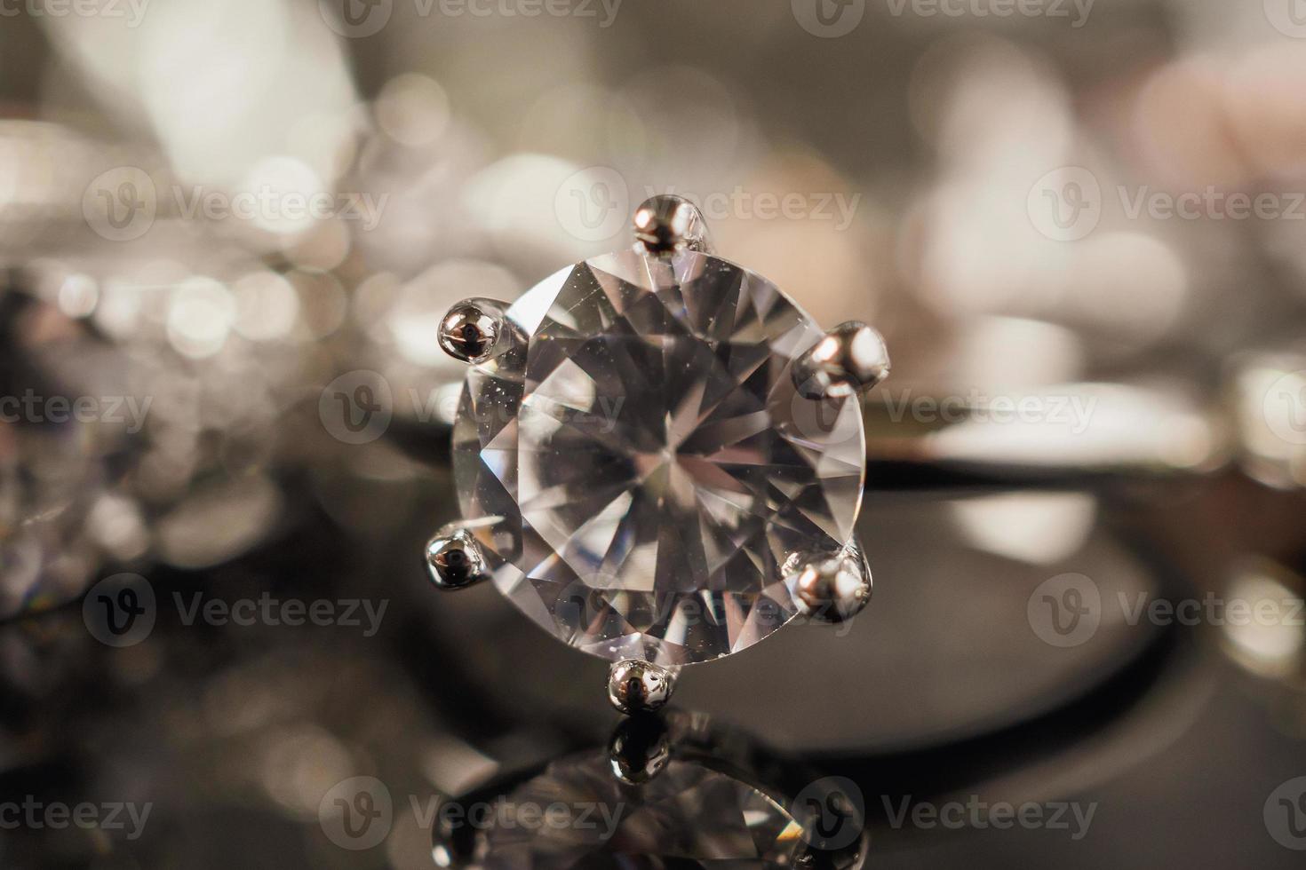 anillos de diamantes de joyería de lujo con reflejo en el fondo negro foto