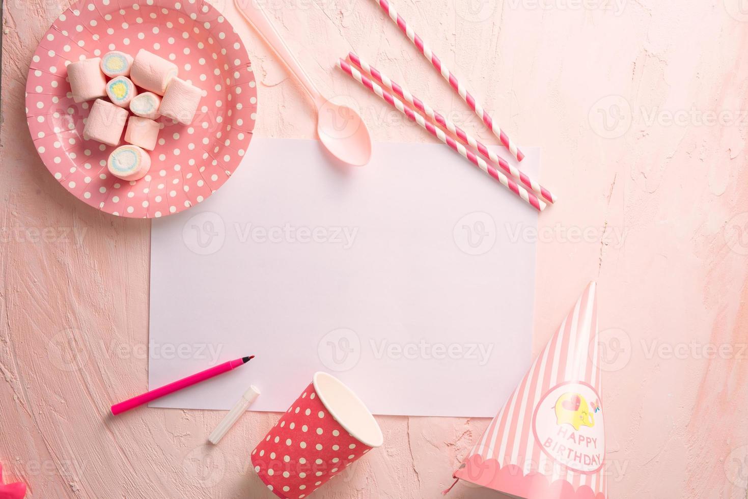 concepto de gestión y organización de fiestas con dulces, confeti y páginas en blanco. celebración creativa plana con espacio de copia. foto