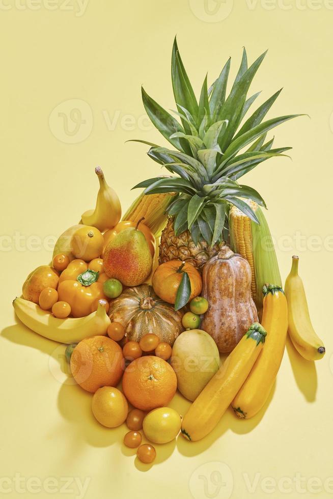 colección de frutas y verduras amarillas frescas en el fondo azul foto