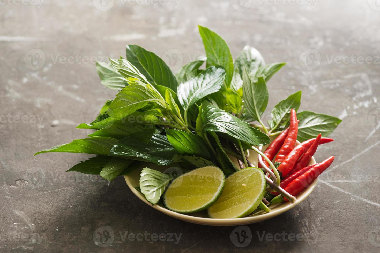 hierbas frescas, guarnición de cilantro y albahaca asiática, limón, lima para sopa de fideos foto