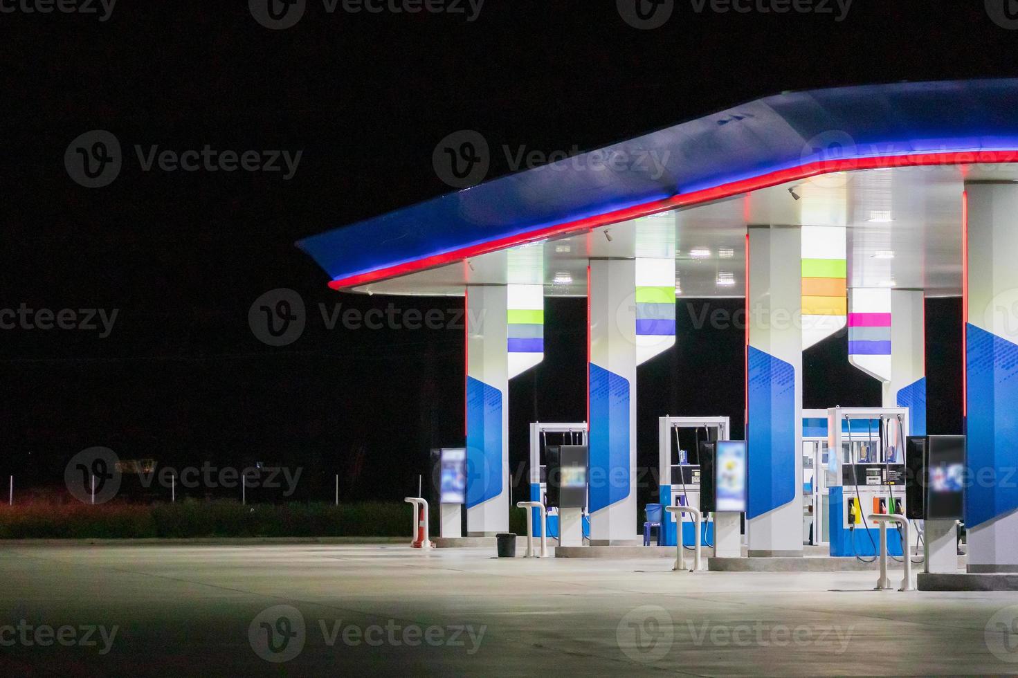 gasolinera de gasolina en la noche foto